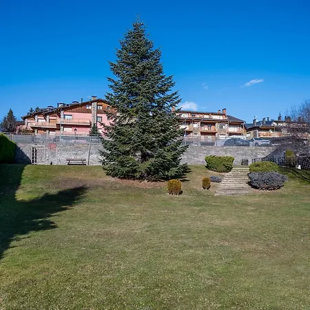 Hotel Llivia فندق ييفيا