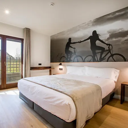 Hotel Llivia فندق 3*