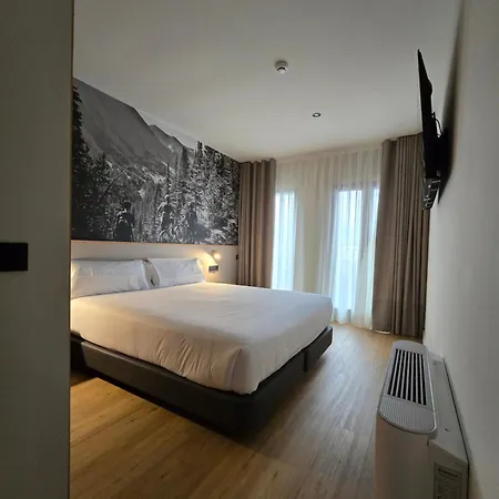 Hotel Llivia فندق 3*