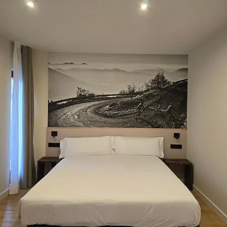 Hotel Llivia 3*