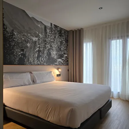 Hotel Llivia فندق